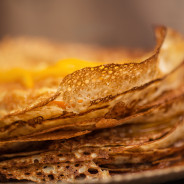 Blätterteig-Crêpe-Schnitten (Millefeuille) mit Grand Marnier Orangensauce