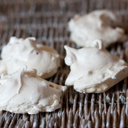 Meringues Savoureuses Truffées d’Amandes Craquantes et Fleurs d’Hysope