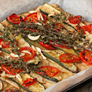 Fladenbrot auf Backblech mit frischem Sommergemüse