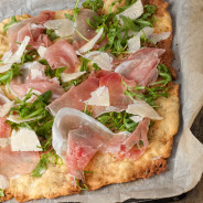 Fougasse blanche  au Jambon de Parme Roquette et Copeaux de Parmesan