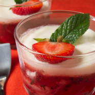 Mascarpone Creme im Glas auf zartem Mandelbiskuit mit Erdbeersauce und frischer Minze